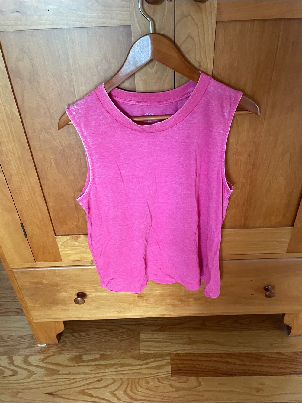 I Crew Women’s Sleeveless Muscle Tee in Bright Pink